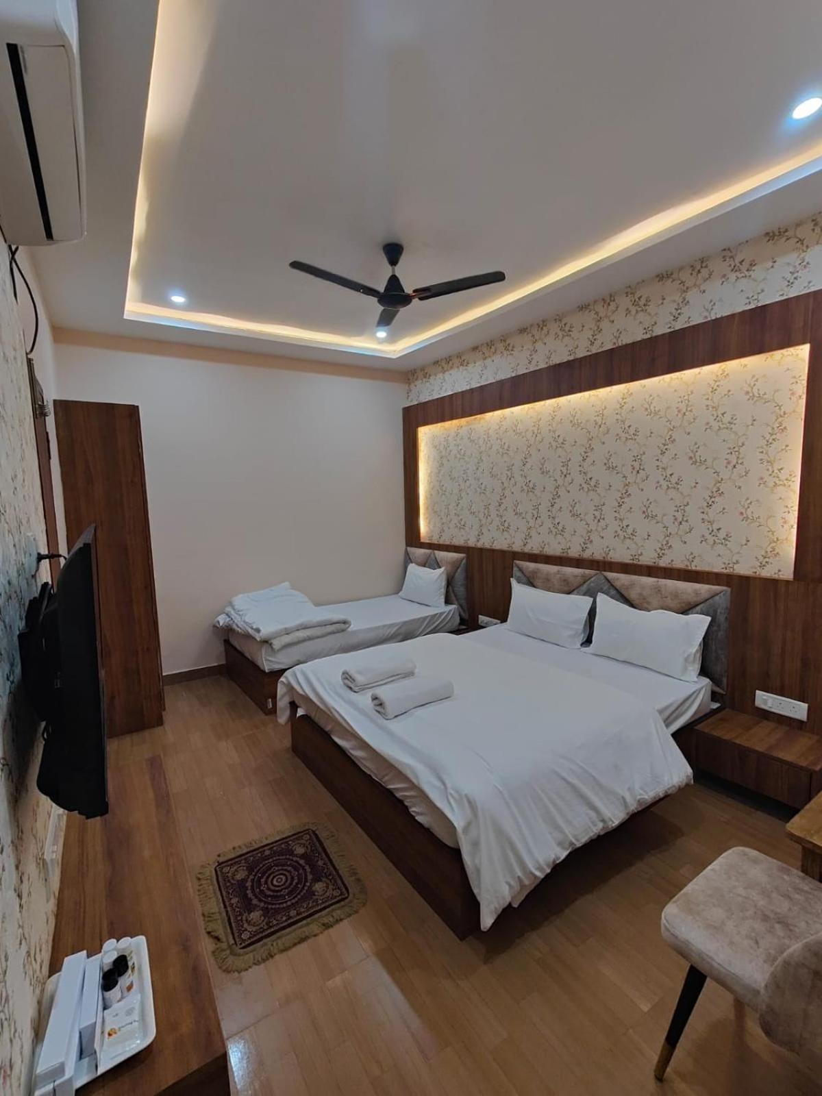 Hotel Mangal Murti Varanasi Exterior photo